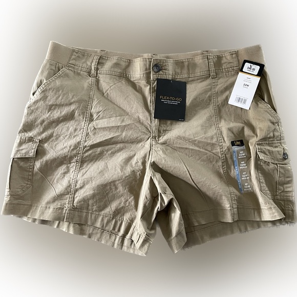 Lee Women’s Plus Size Flex-to-Go Cargo Short - Picture 1 of 9